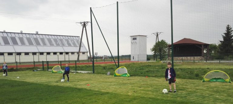 Pierwsze zajęcia młodych piłkarzy UKS Wińsko na boisku