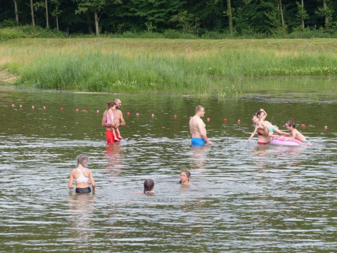 Kilka osób kąpięcych się na Zalewie Słup